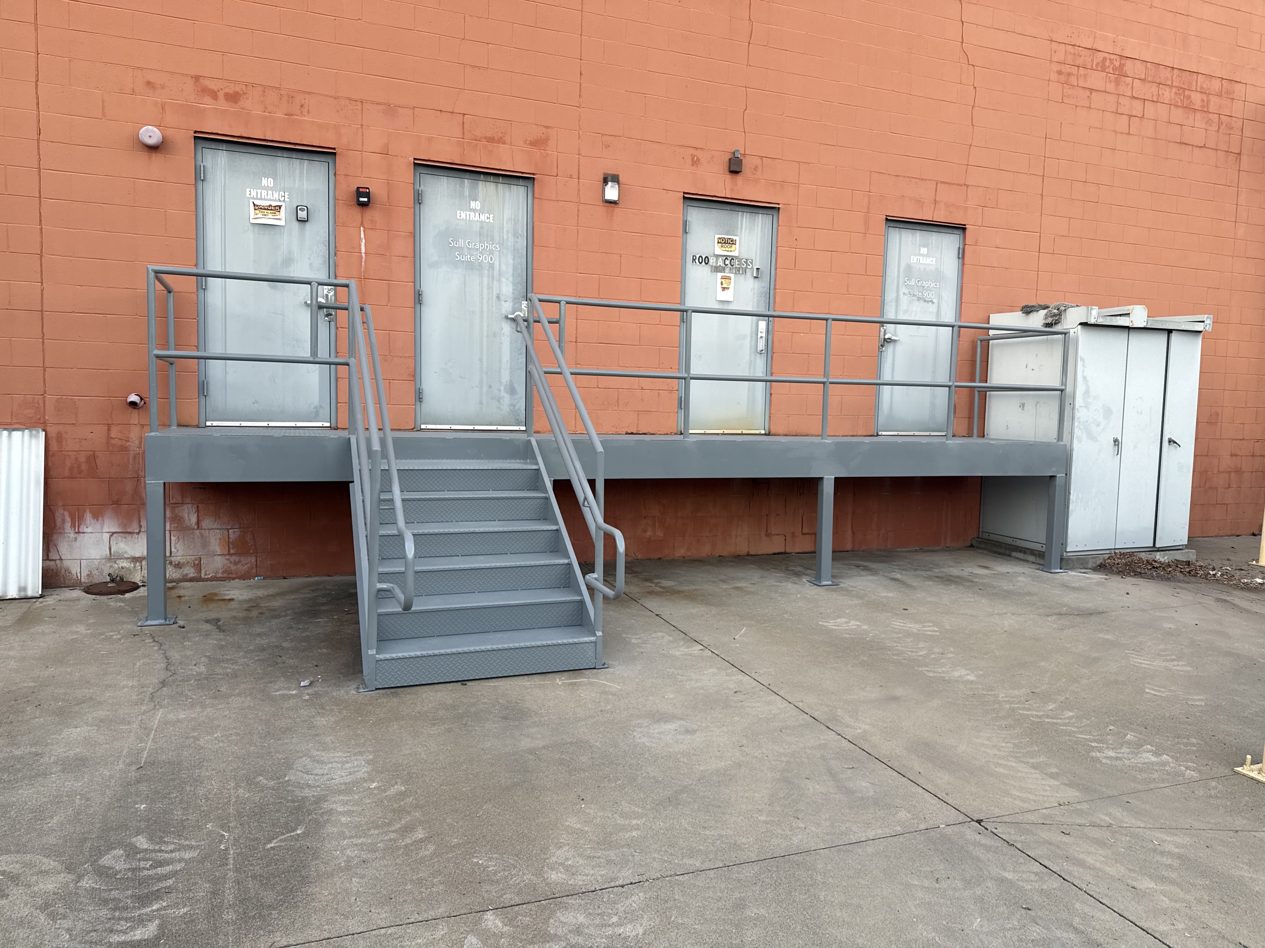 Four-door access stair